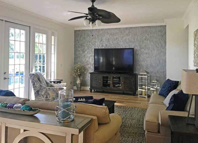 Family room Naples with  accent wall